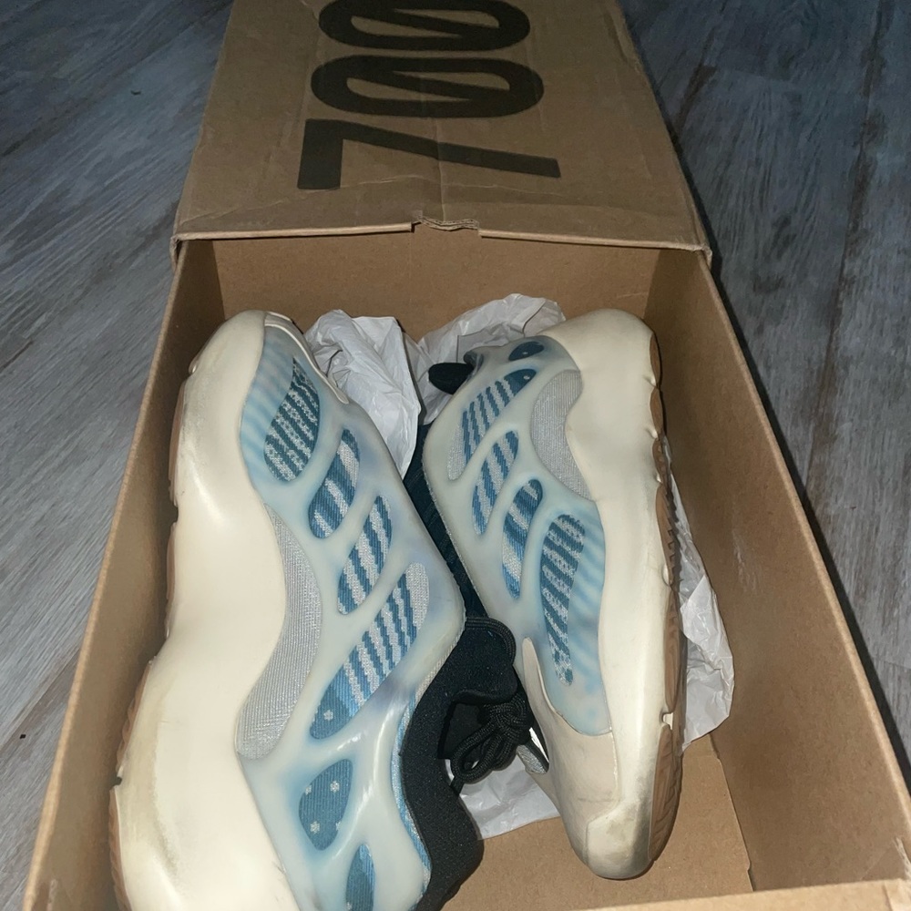 YEEZY 700 V3